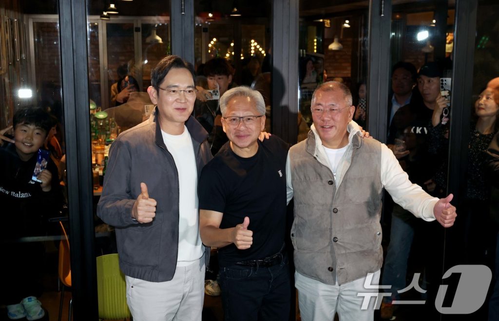 AI 시대의 '깐부'들: 젠슨 황, 이재용, 정의선이 그리는 혁신 지도 🗺️✨ 2 0008575627 001 20251030211815374